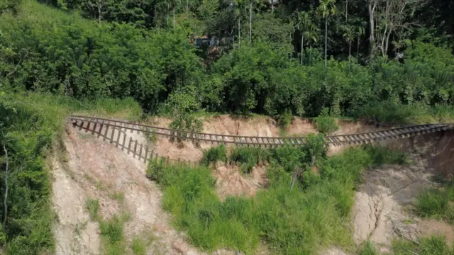 ගම්පොළ සහ නාවලපිටිය දුම්රිය මාර්ගයට අයත් වරකාපිටිය ප්‍රදේශයට සිදුව ඇති හානිය