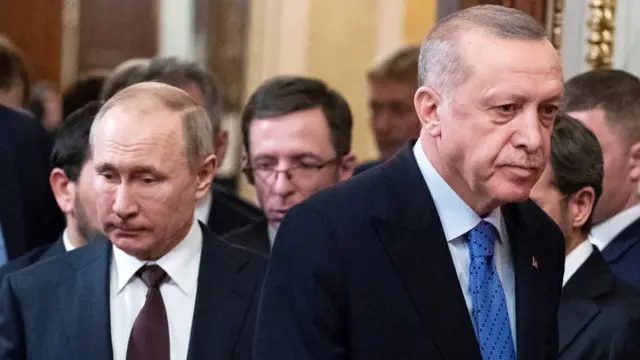 Vladimir Putin dan Tayyip Erdogan dalam pertemuan di Moskow, Rusia pada 5 Maret 2020.