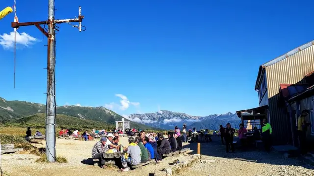 А здесь можно отдохнуть, поесть и переночевать