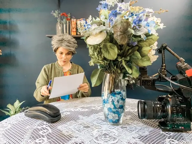Jenny Lorenzo repasando el guion de uno de sus segmentos como "la abuela cubana".