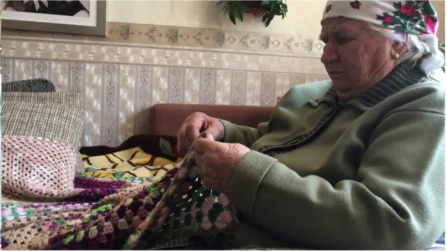 Кыргызстандык украин кызы азыр да кол өнөрчүлүк менен алек