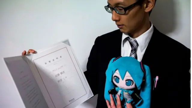 বিয়ের সার্টিফিকেট হাতে আকিহিকো।