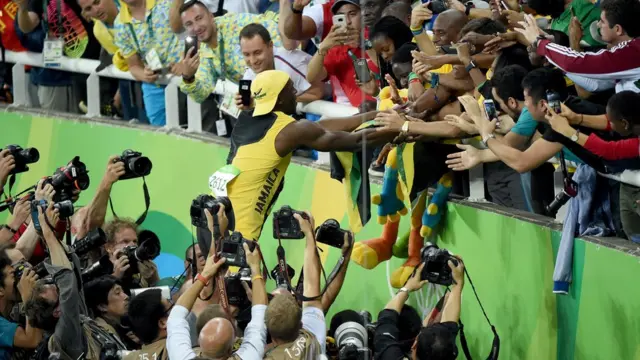 Usain Bolt saluda a los aficionados