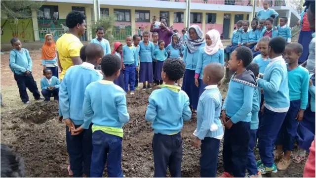 አቶ እስክንድር ሙሉጌታ ተማሪዎችን ስለ ከተማ ግብርና እያስተማረ