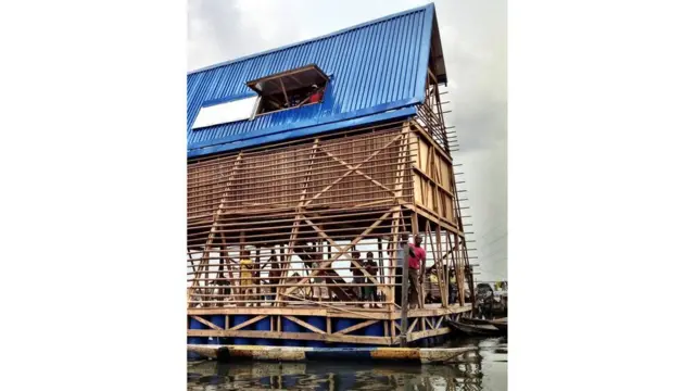 النموذج الأولي لمدرسة ماكاكو العائمة المستوحاة من حي ماكاكو في لاغوس