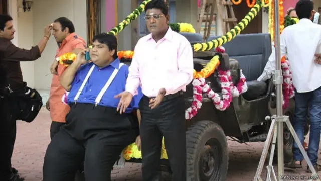 ડૉ. હાથીનું પાત્ર ભજવતા કવિ કુમાર આઝાદ અને ઐયર