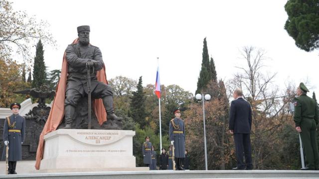 Путин на открытии памятника в Ялте