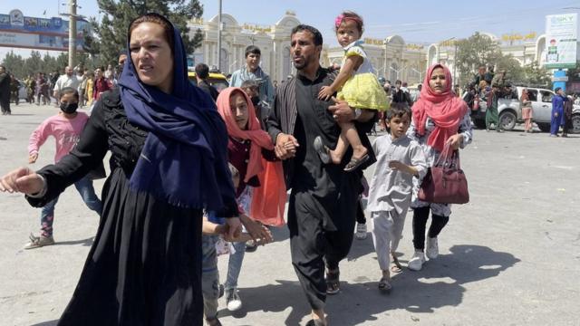 阿富汗喀布爾一個家庭徒步趕往卡爾扎伊國際機場試圖逃離阿富汗（16/8/2021）