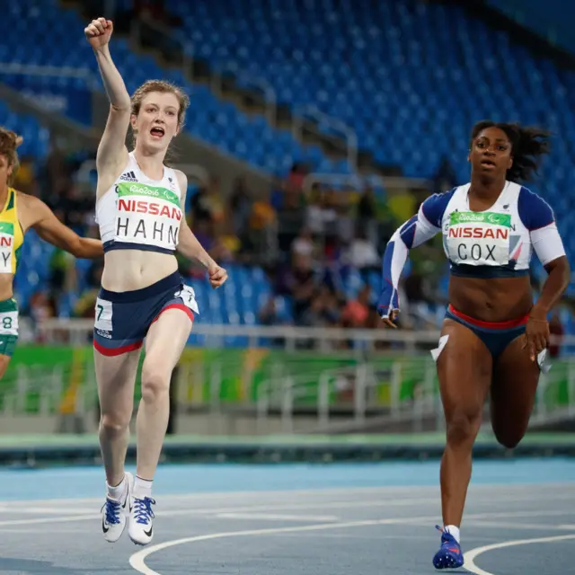 Kadeena Cox cruza la meta en tercer lugar