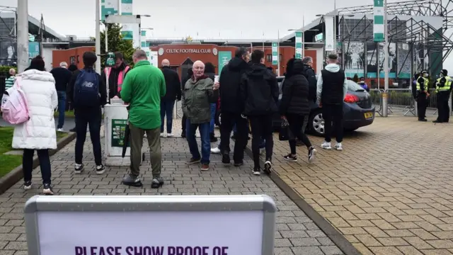 يظهر المشجعون حالة التطعيم ضد كوفيد - 19 قبل مباراة بالدوري الأوروبي