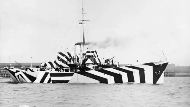 Göz kamaştıran kamuflaj şeritleriyle boyanmış İngiliz HMS Kildangan gemisi, 1918