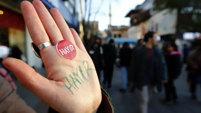 рука со стикером "нет"