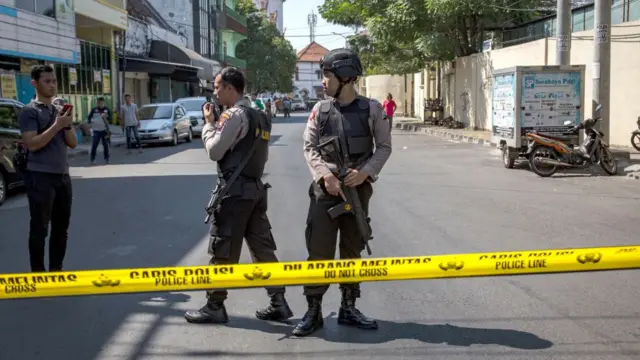 Pasukan Brimob berpatroli