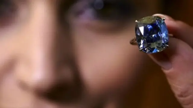 Гонконгдун жашоочусу "Көгүш Ай" деп аталган бул асыл ташты 48,5 миллион долларга сатып алган. Бул эң кымбат бриллианттын бири