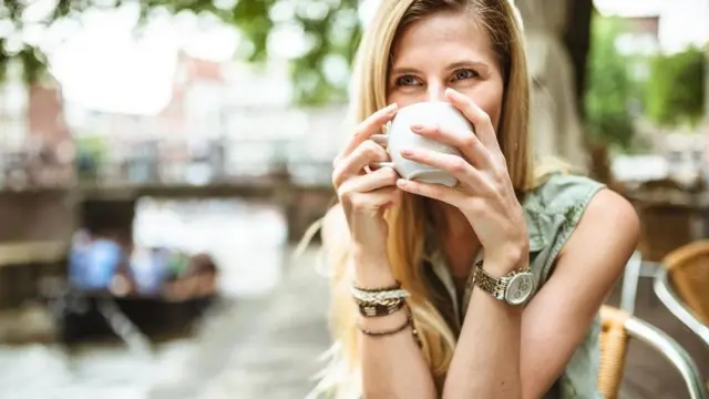 Chica tomando café.