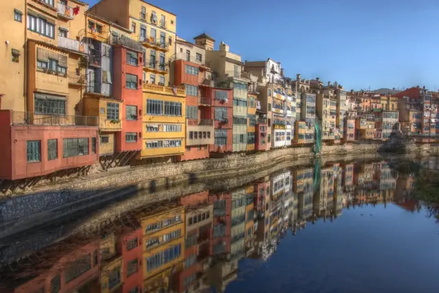 Casas coloridas reflejadas en el agua.