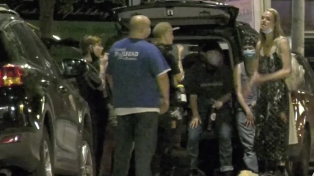 المتظاهرة وسط محتجين عقب إطلاق سراحها