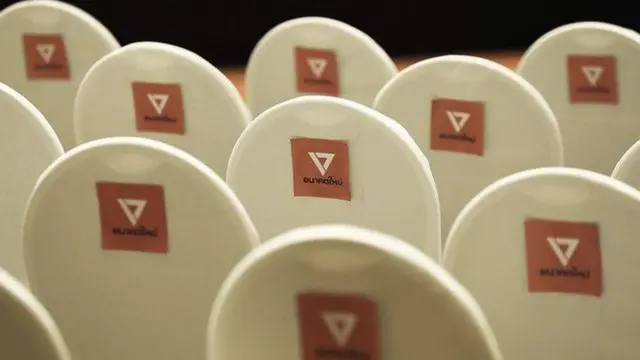 โลโก้สามเหลี่ยมหัวกลับของพรรคอนาคตใหม่ มีความคล้ายคลึงกับสัญลักษณ์ของสมาคมอิลลูมินาติ คำร้องต่อศาลรัฐธรรมนูญระบุ