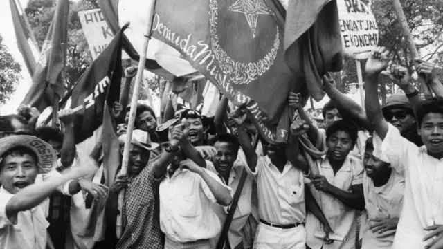 Oktober 1965: Sejumlah mahasiswa dari beberapa kelompok Islam dalam demonstrasi di jakarta menuntut pembubaran PKI.