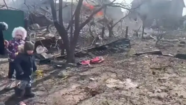 मारियुपोल शहर में हुई बमबारी के बाद का मंजर