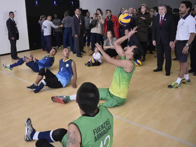 Soldados colombianos discapacitados en un juego de voleibol sentado