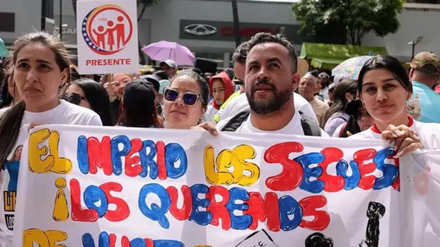 里昂纳多·阿尔卡(右二)在加拉加斯抗议