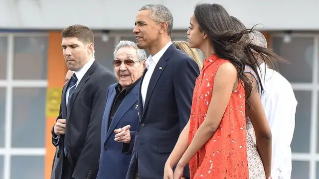 Barack Obama junto a Raúl Castro