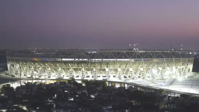 کرکٹ گراؤنڈ