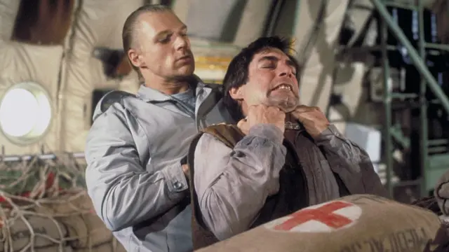 La production se sépare de l'acteur après ces deux épisodes.