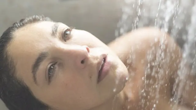 Una mujer toma una ducha
