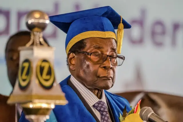 Mugabe vistió una túnica y birrete de color azul y amarilla durante la ceremonia de graduación.