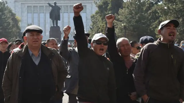 митингующие в Бишкеке