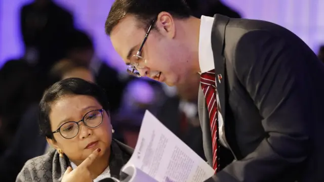 Ngoại trưởng Philippines Alan Peter Cayetano và Ngoại trưởng Indonesia Retno Marsudi thảo luận nội dung tài liệu dự thảo tại Kỳ họp thường niên các ngoại trưởng ASEAN tại Manila hôm 5/8/2017