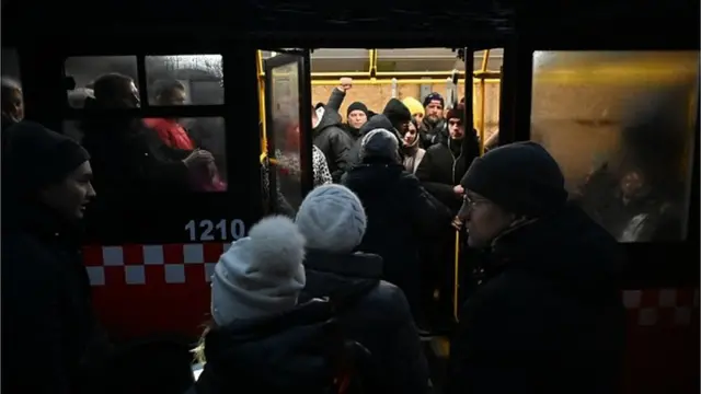 Без електрики автобуси на дизелі стали головним міським транспортом