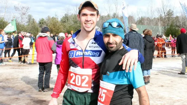 एक अन्य खिलाड़ी के साथ तनवीर हुसैन.