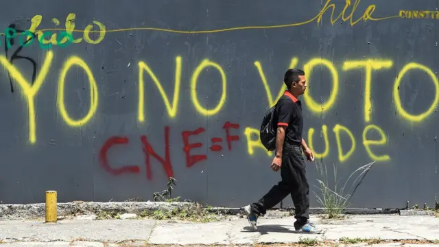 Muralschlotterbeck fifa 22Caracas com frase pedindo para não votar