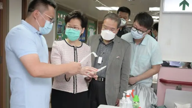 林郑月娥(左二)视察华大基因公司在香港九龙慈云山一家养老院内采集新冠病毒检测样本情况(香港特区政府新闻处发放图片14/7/2020)