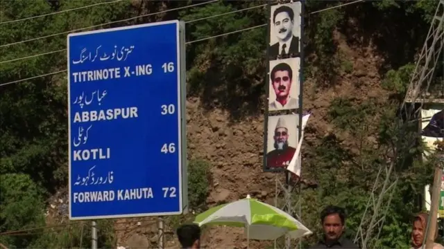 તીતરીનોટ ક્રૉસિંગ પૉઇન્ટ પર સાઇન બૉર્ડ