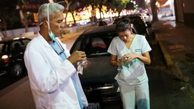 கடுமையாக போராடும் மருத்துவர்கள்