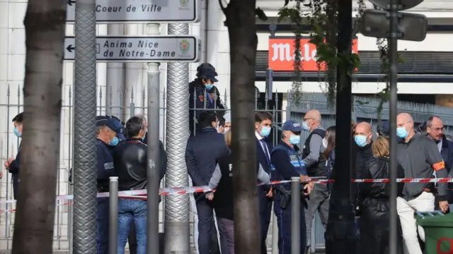 Jaksa antiteror telah memulai penyelidikan pembunuhan.