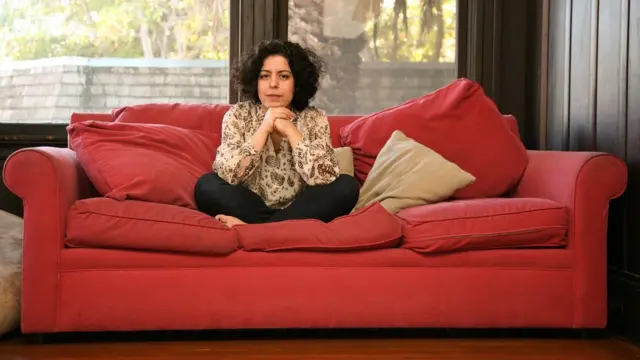 صابره کاشی در سال ۱۳۷۰ نفر اول کنکور هنر شد