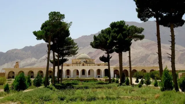 تصویری از باغ جهان نما