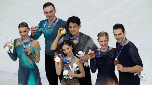 В центре: Рику Миура и Рюити Кихара (Япония), слева Анастасия Метелкина и Лука Берулава (Грузия), справа Минерва Фабьенне Хазе и Никита Володин (Германия)