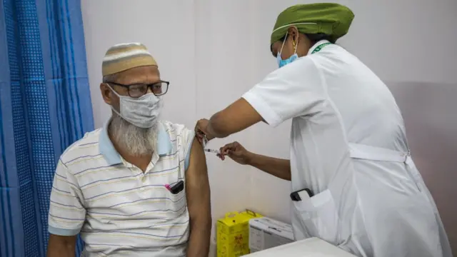 বাংলাদেশেও টিকাকরণ শুরু হয় ভারত থেকে কেনা ও ভারতের উপহারের ভ্যাক্সিন দিয়ে। ফেব্রুয়ারি, ২০২১
