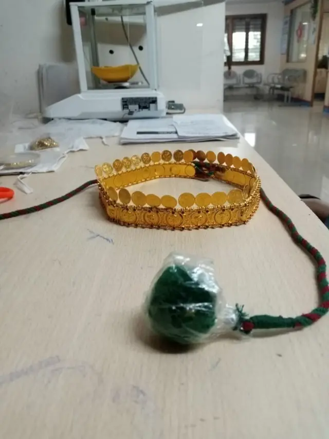 బ్యాంకులతోపాటు నాన్ బ్యాంకింగ్ ఫైనాన్స్ సంస్థలు కూడా బంగారం మీద రుణాలు ఇస్తున్నాయి.