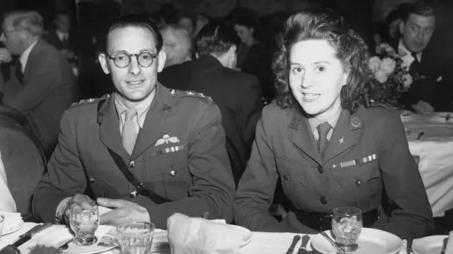 Одетта Хэллоус со своим женихом