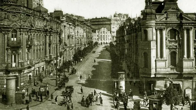 Так виглядала нинішня вул. Городецького на початку ХХ ст. Зодчий замешкав у будинку №3 (другий від рогу по лівому боку вулиці) на другому поверсі. В цьому будинку він проектував свій Будинок з химерами, куди переїхав пізніше