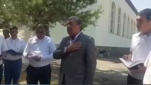 Қашқадарё вилоят ҳокими Шуҳрат Рўзиев узрини ёнидагилар блокнотига ёзиб олмоқда.