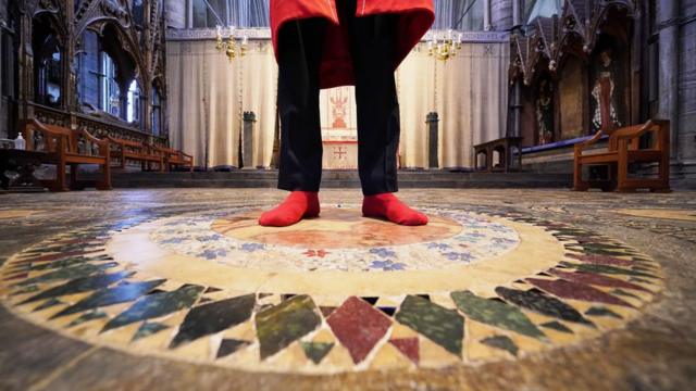 靴下で……英ウェストミンスター寺院、戴冠式の場所公開へ 13世紀の ...