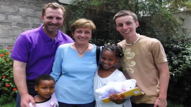 አማረች፣ አስቴር እና የጉዲፈቻ ቤተሰቦቻቸው